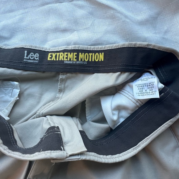 EUC 42x30 Lee Performance Series Extreme motion khakis - Picture 3 of 7